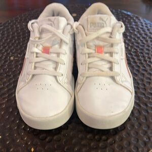 Puma Whit and Pink Leather Shoes with memory foam. Size 10.5 Toddler Girl